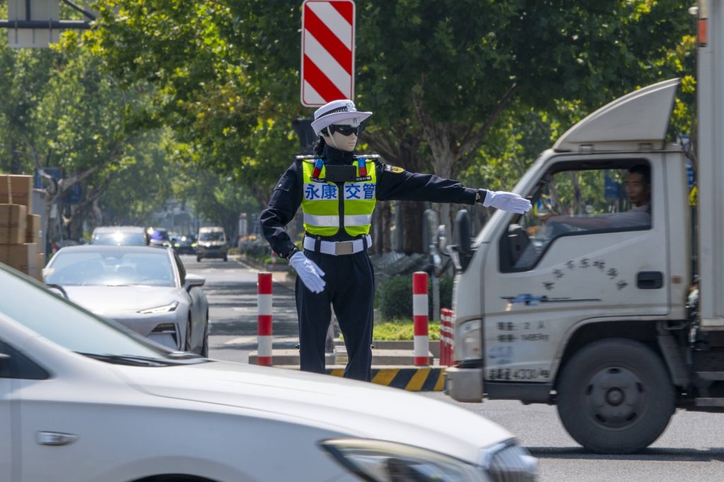 Roboți polițiști dirijând traficul devin realitate în China