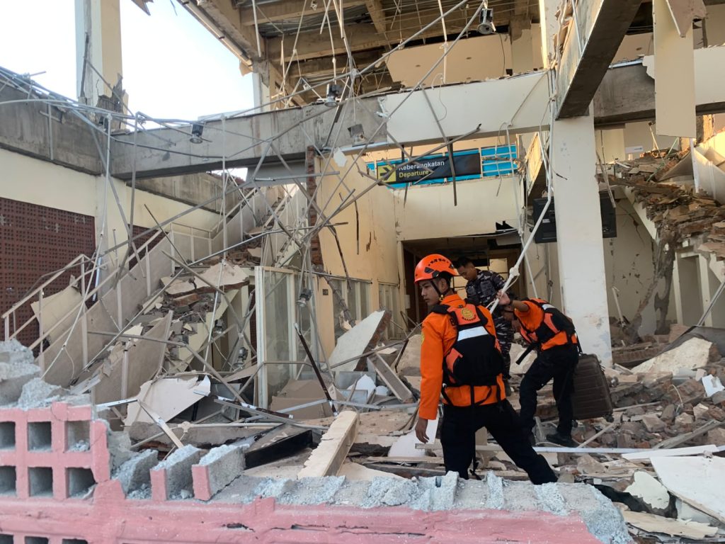 Cutremur devastator de magnitudine 7,7 în Indonezia, soldat cu zeci de morți. Imagini cu momentul seismului / Un nou cutremur puternic, după doar câteva ore