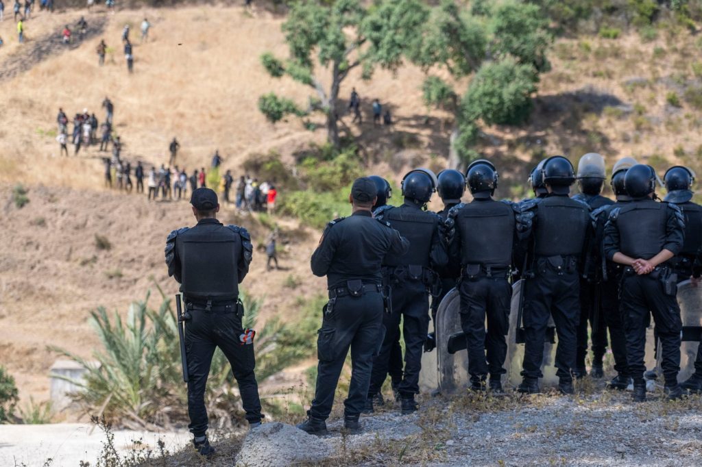 Noi tensiuni la Ceuta. Peste 100 de migranți arestați în timp ce încercau să intre în enclava spaniolă