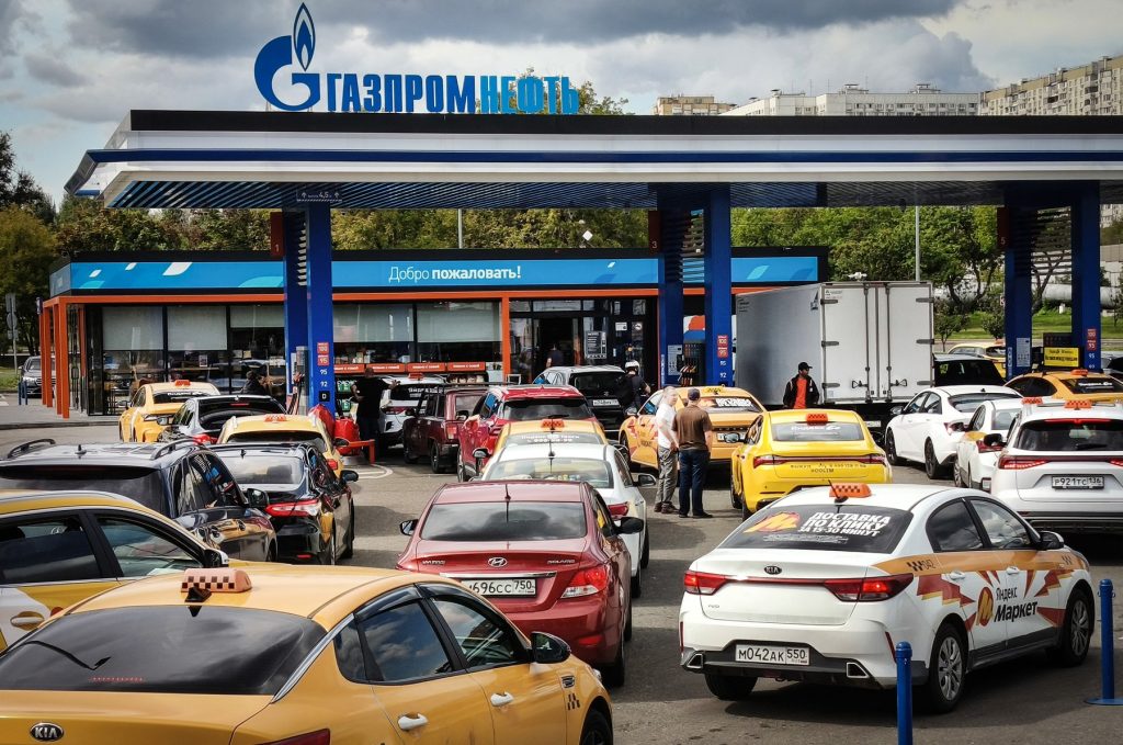 Moscova impune restricții la benzinării din cauza crizei de carburanți