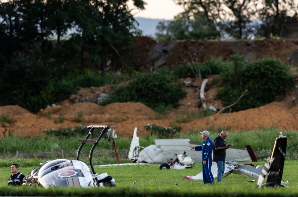 Poliție și avion se ciocnesc pe aeroport american: un mort, doi răniți