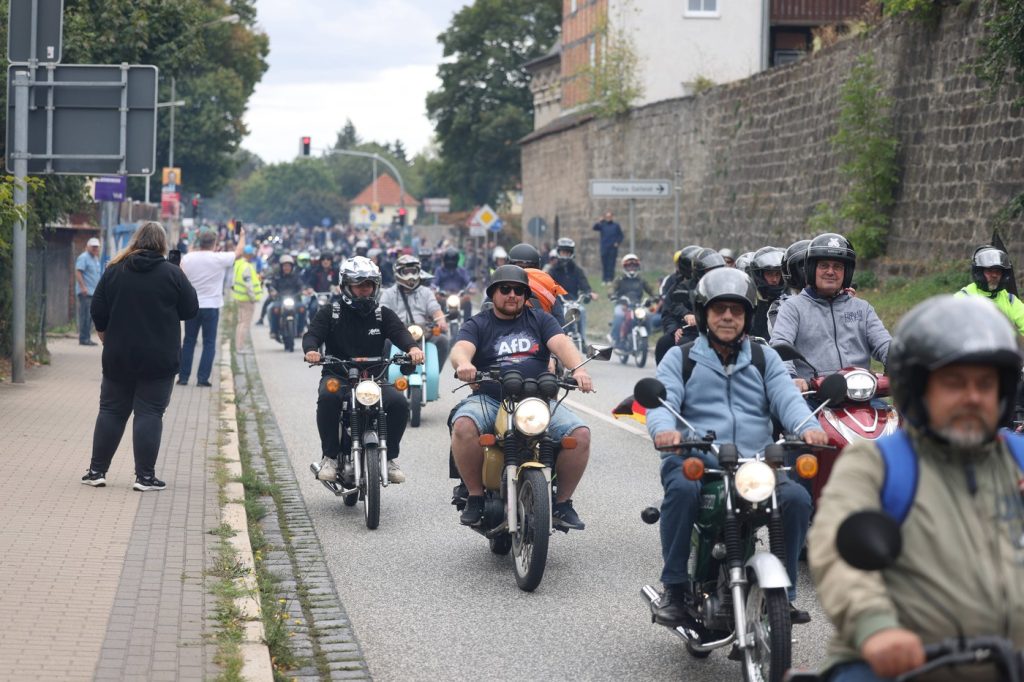 Cum au ajuns mopedele un simbol în campania electorală a partidului de extremă-dreapta Alternativa pentru Germania