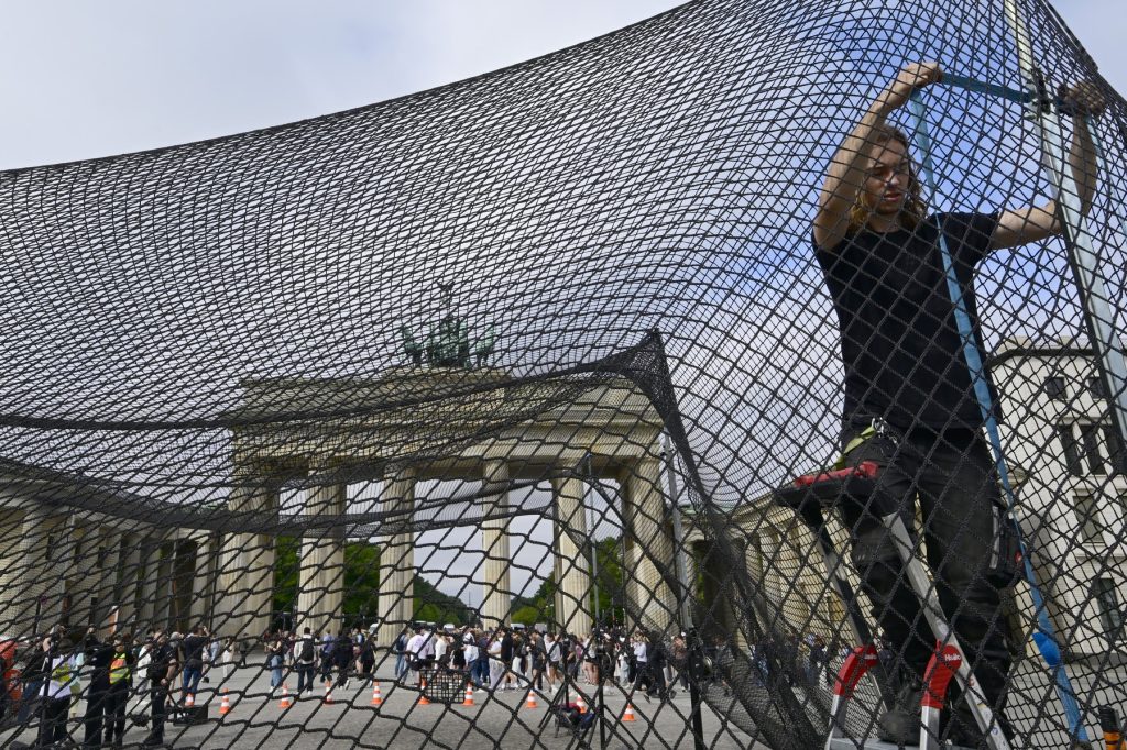Surpriză în centrul Berlinului lângă Poarta Brandenburg