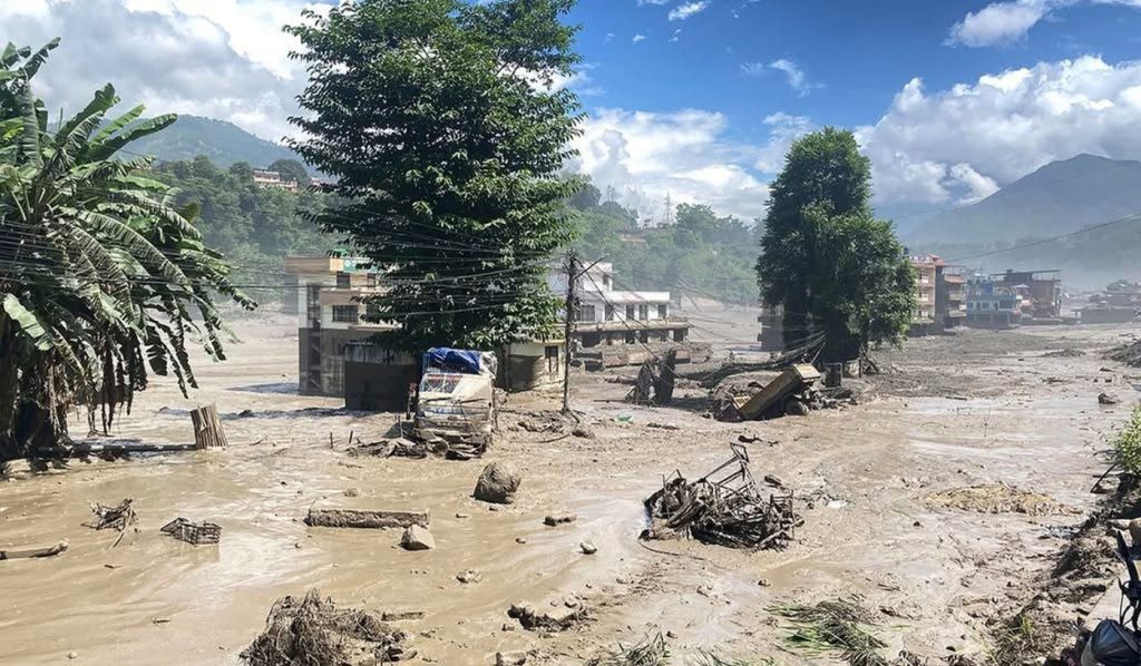 Sute de persoane, date dispărute după inundații la granița Nepal-Tibet. Printre ei, aproape 300 de turiști străini