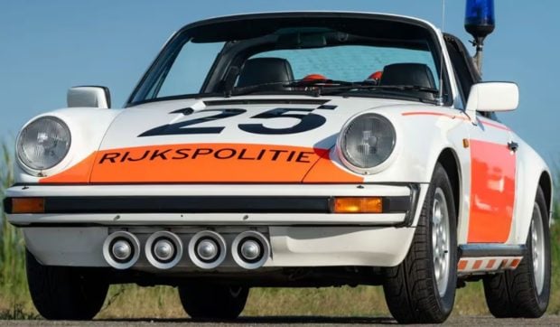 S-a vândut cel mai scump Porsche de poliție din lume, împreună cu două uniforme albe și o pereche de cizme negre