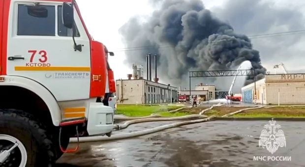 Lukoil și-a închis toate marile rafinării din Rusia din cauza atacurilor cu drone, în timp ce rușii nu mai pot cumpăra benzina lor preferată