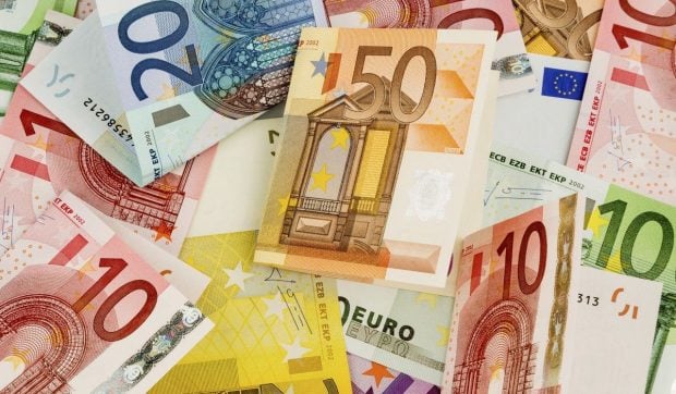 Om străzilei cu valiză plină de bani răspândește generozitate în Italia