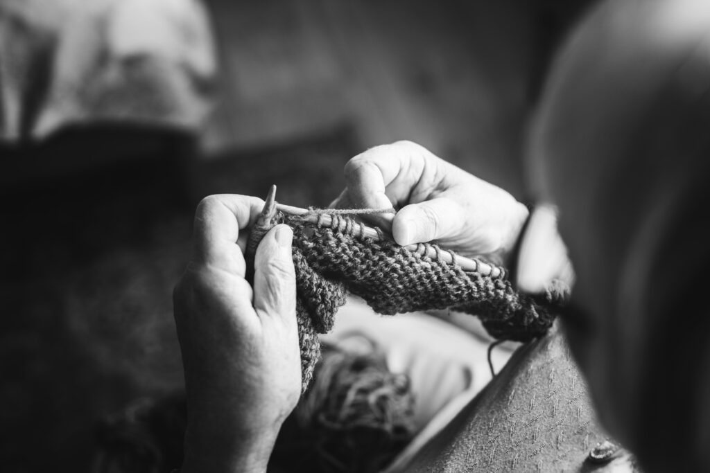 Bunicii revin în forță la hobby-urile lor, redescoperind pasiunea
