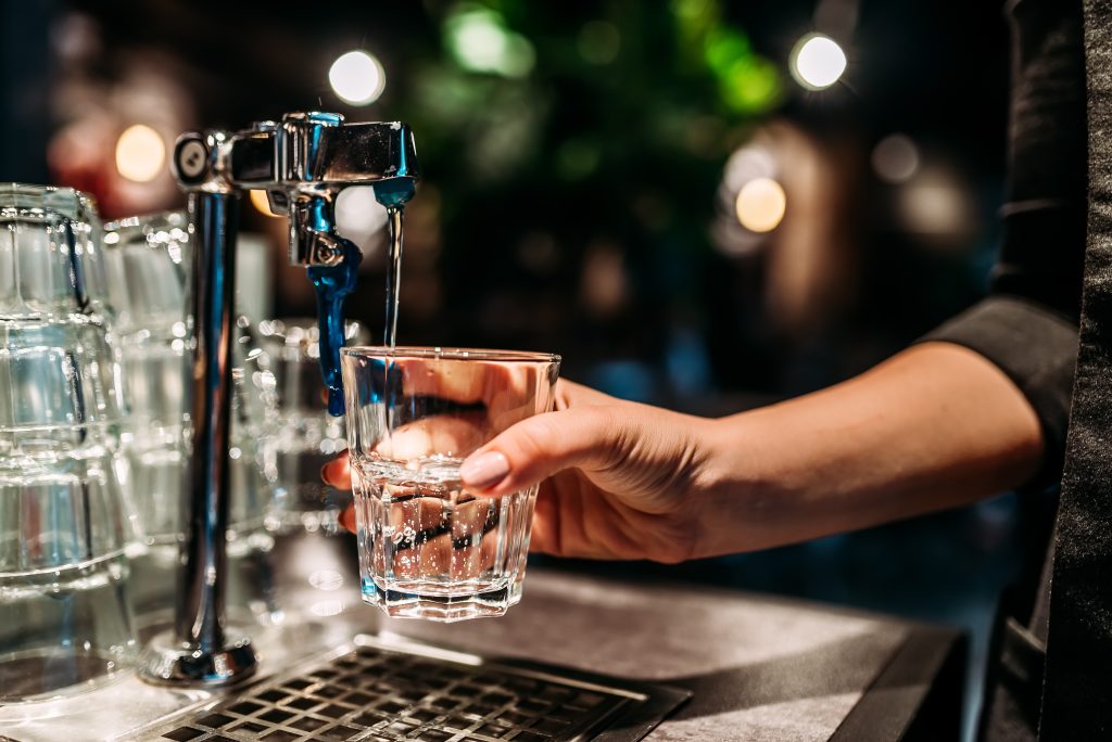 Cere apă de la robinet în orice restaurant, cafenea sau cantină. Ce spun antreprenorii HoReCa despre legea care spune că trebuie să ofere apa gratuit