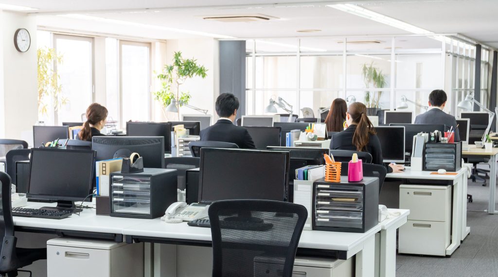 Directorii companiilor tech spun că AI înseamnă mai puțină muncă pentru toți. Angajații lor dezvăluie ceva cu totul diferit
