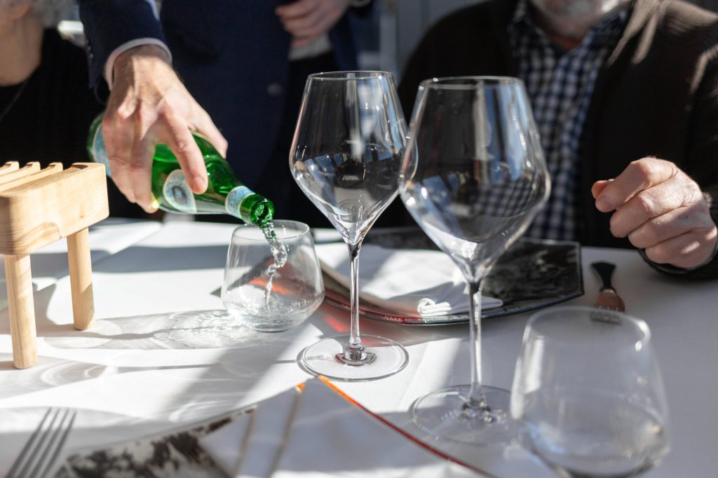Muncim mai mult pentru bani mai puțini, spun oamenii din HoReCa. Restaurantele au avut vânzări record, dar au câștigat cât în pandemie