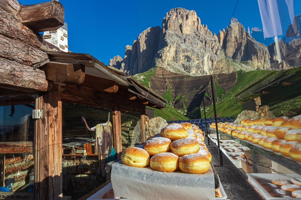 Turiști asaltă cabană montană în Dolomiți pentru gogoși