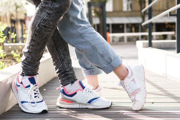 Sneakers versatili: se potrivesc la costum și la blugi