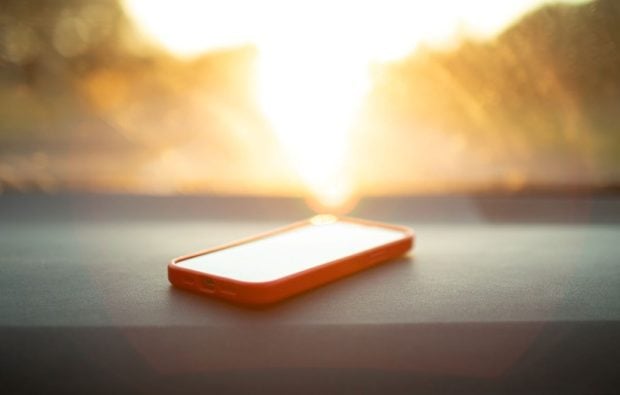 Telefonul expus la soare: efectele periculoase ale caniculii