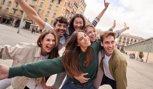 Gen Z și Milenialii călătoresc diferit: unde petrec vacanțele și ce aleg