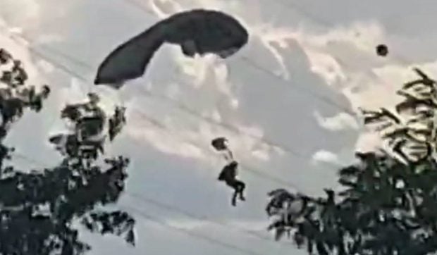 Forțele Speciale: militar agățat de parașuta în cabluri electrice