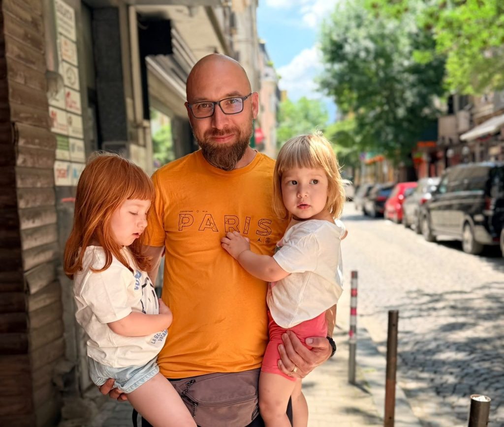 Un jurnalist a ales să stea acasă cu ambele fetițe, în concediu de creștere a copilului: „Credeam că părinții cu copii mici se plâng cam mult”