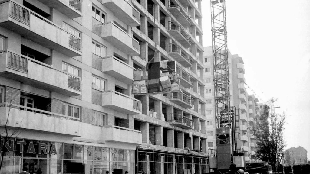 Mobilă urcată cu macaraua în apartamentul de bloc neterminat. Frenezia distrugerii pe Calea Moșilor, când era nimicită lumea negustorilor din București