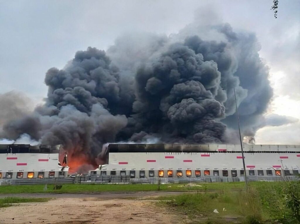 Incendiu devastator la depozitul unui mare retailer în Rostov, Rusia