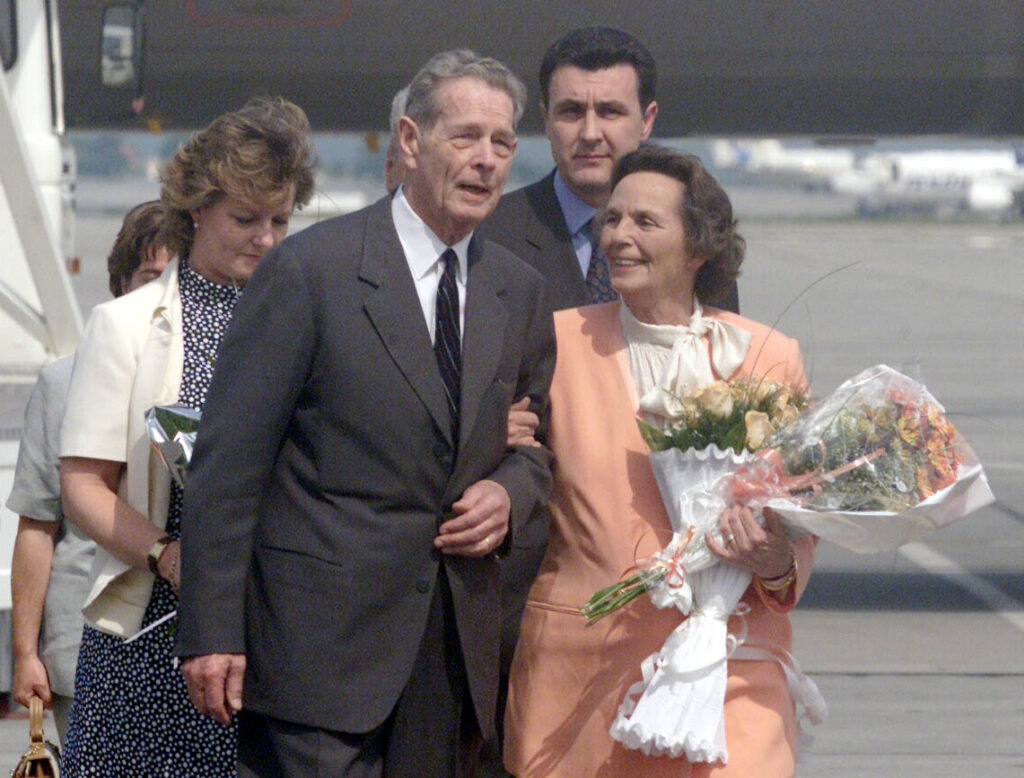 MEDIAFAX 35. 1992 – Regele Mihai revine în România. Alegerile prezidențiale, câștigate de Ion Iliescu