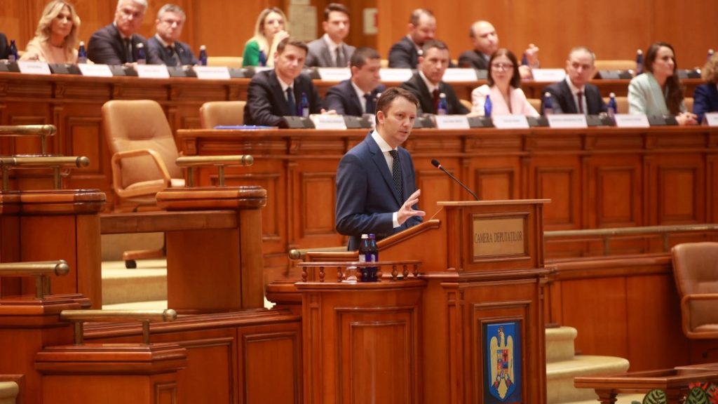 Ce s-a mai strigat prin Parlament în timpul tentativei de învestire a Cabinetului Mureșan. „Arată cartea de muncă mai bine, ai lucrat la ruși!”