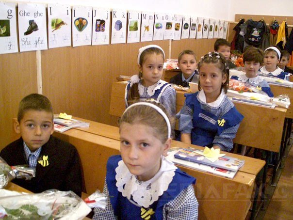 Sondaj INSCOP: 77% dintre români cred că uniforma obligatorie ar reduce discriminarea între elevi