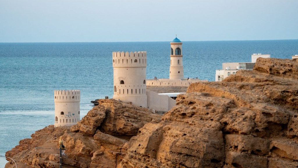 Paradoxul din Oman: țara cu cea mai ciudată graniță din lume și stațiunea exotică unde românii pot ajunge cu zbor direct