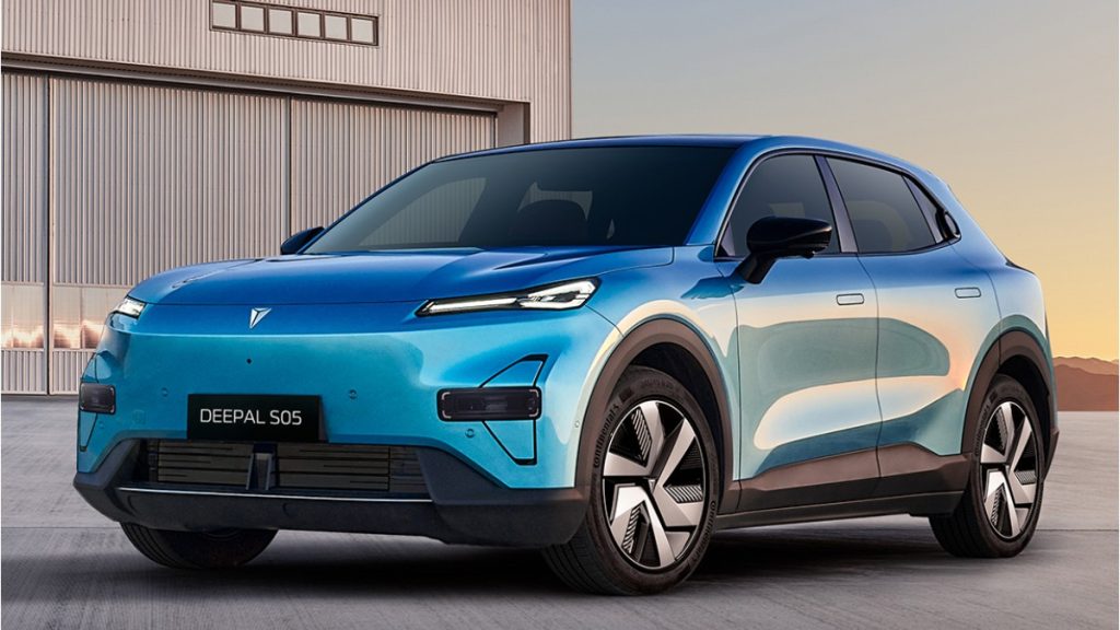 Un SUV electric chinezesc face furori în Spania și s-a ieftinit cu peste 10.000 de euro. Changan Deepal S05 are autonomie de 485 km