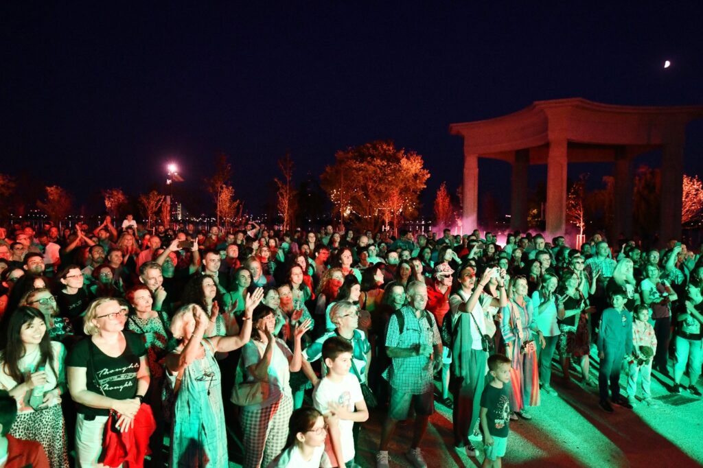 Peste 40.000 de oameni au ajuns la Insula Lacul Morii în primul weekend de la redeschidere