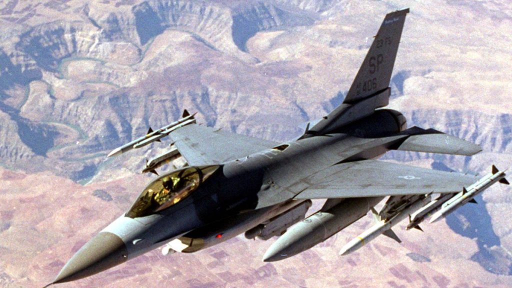 F-16 prăbușit la bază aeriană din vestul Germaniei, pilotul scăpat