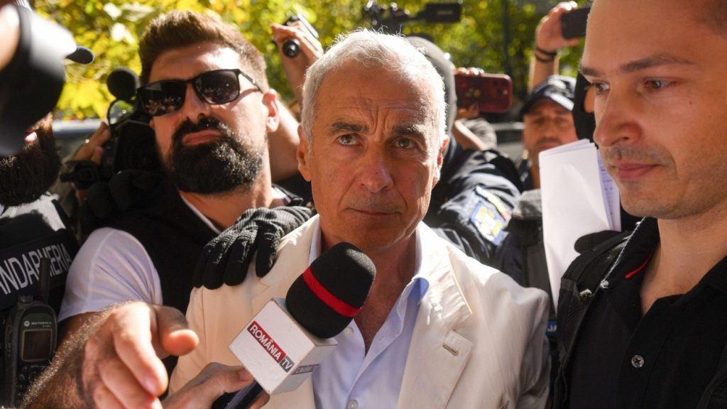 Călin Georgescu a fost reținut de într-un dosar de înşelăciune de peste un milion de euro. A ieșit încătușat din sediul DIICOT