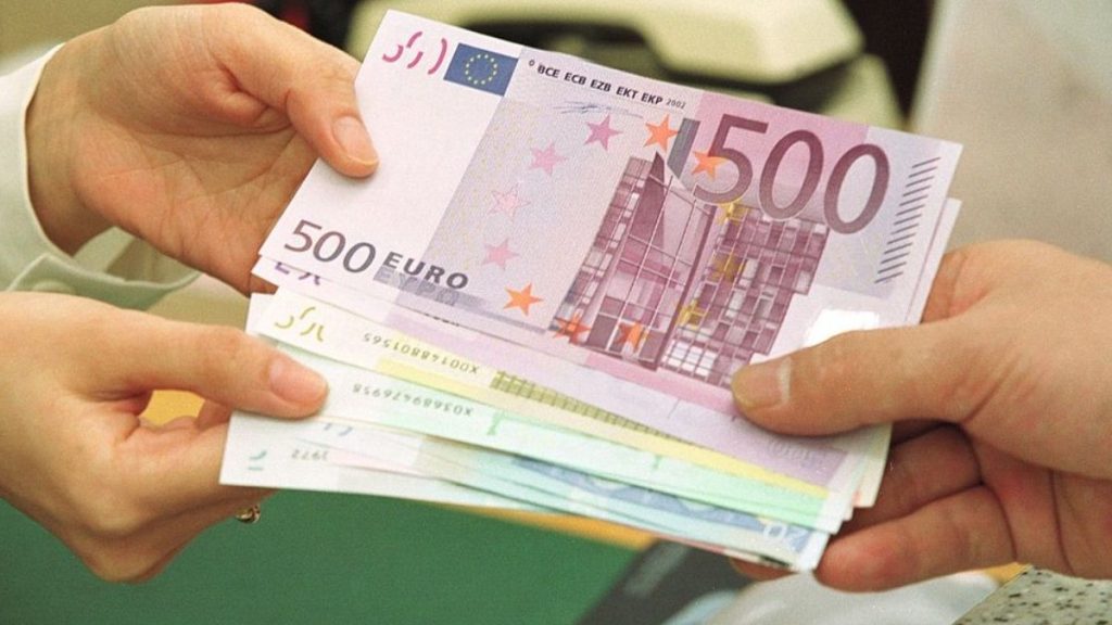 Un director concediat după ce s-a plâns că un bonus de 35.000 de euro „e prea mic” a câștigat în instanță o sumă uriașă