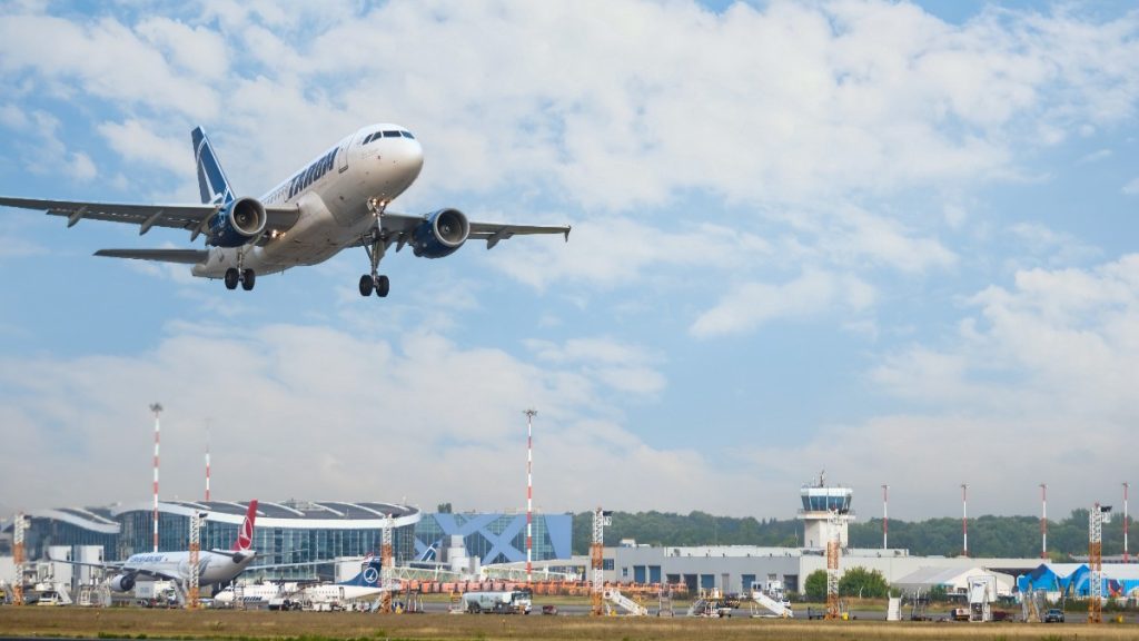 Avion TAROM Cluj-Antalya aterizat la Otopeni după lovirea porumbeilor