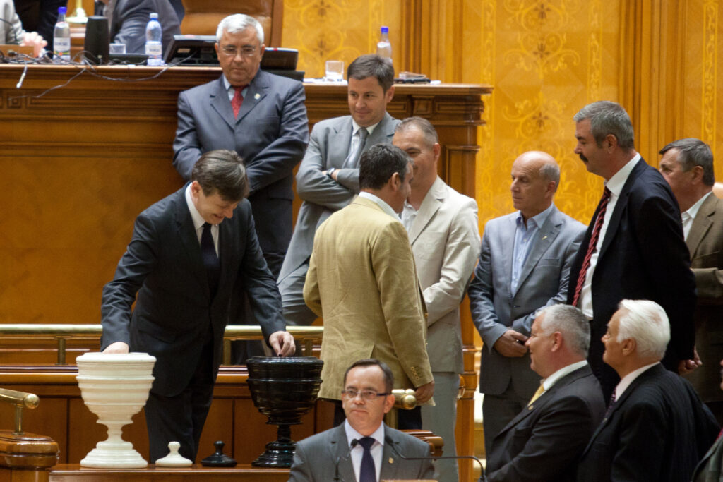 Un fost președinte al României ironizează PNL si PSD: Își spun „cele două mari partide”