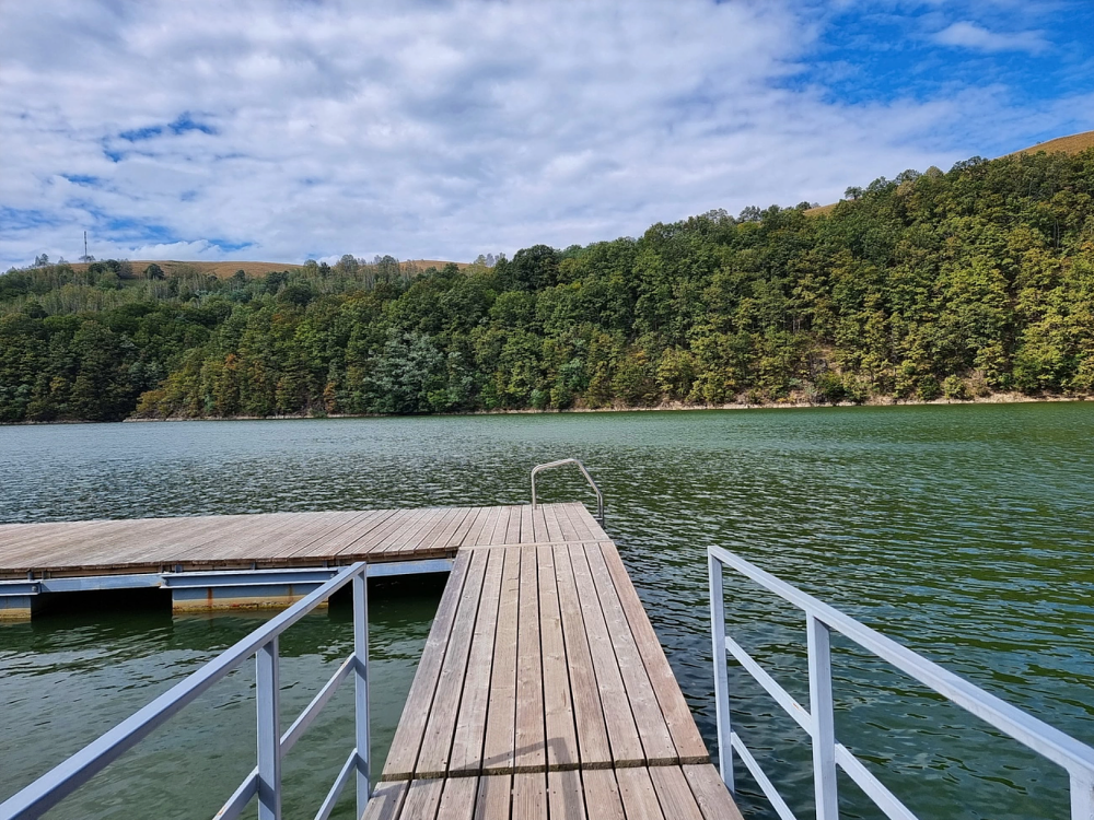 Două decedați găsiți în lacul Secu: pompieri și scafandri pe barcă