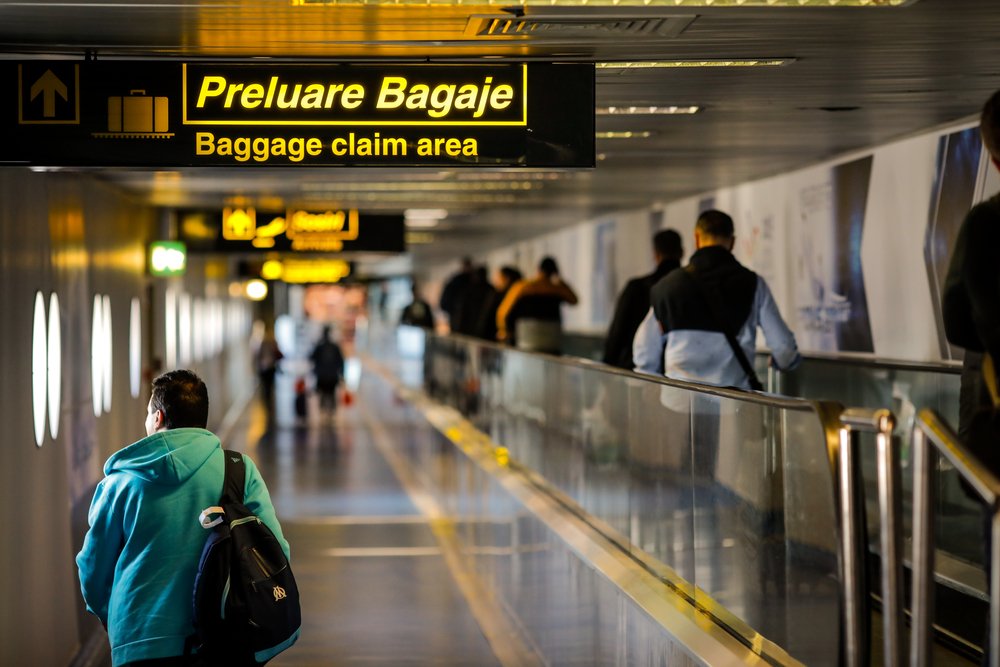 Aeroporturile din București vor fi deservite de un remorcher electric pentru avioane. Cât costă școlarizarea personalului
