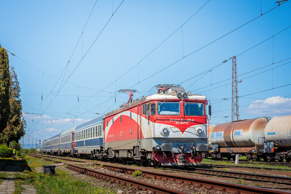 Tren internațional CFR Călători, oprit pe podul dintre Giurgiu și Ruse din cauza unei defecțiuni. Problema constatată