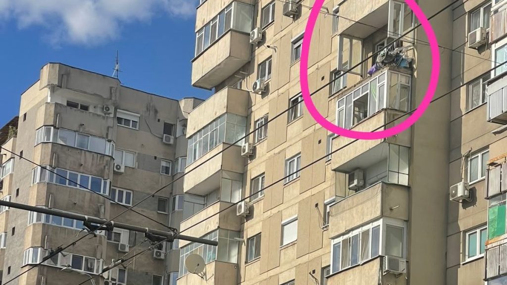 Balcon de la etajul 7 Bulevard Tineretului se prăbușește pe trotuar, peste mașină