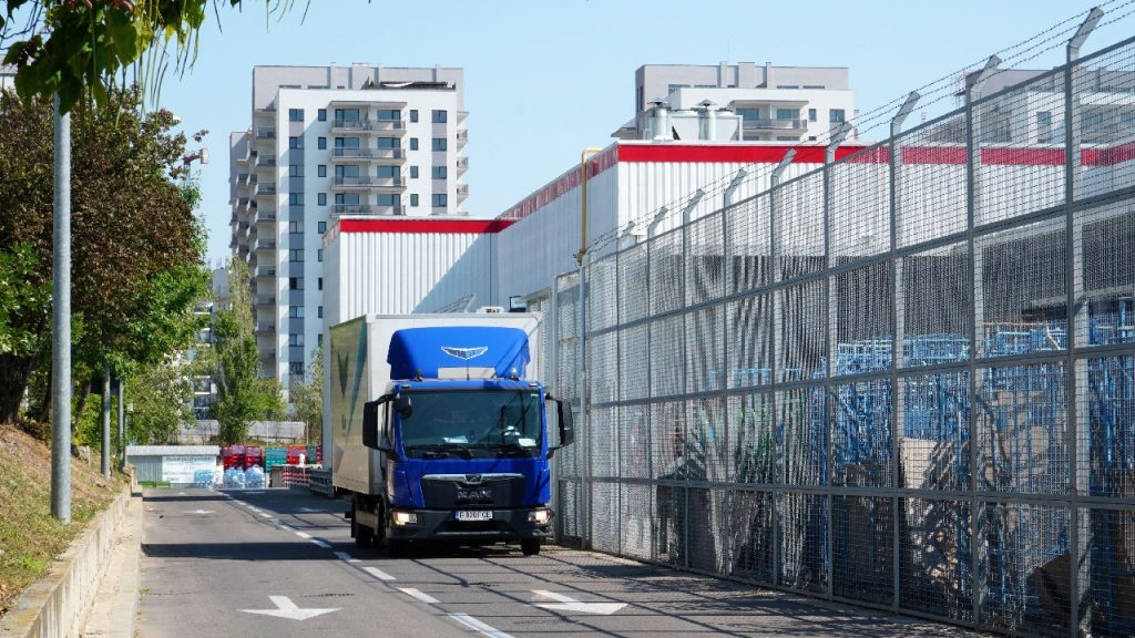 Mașinile de curierat și aprovizionare ar putea fi interzise în București în orele de vârf. Amenzi de până la 5.000 de lei