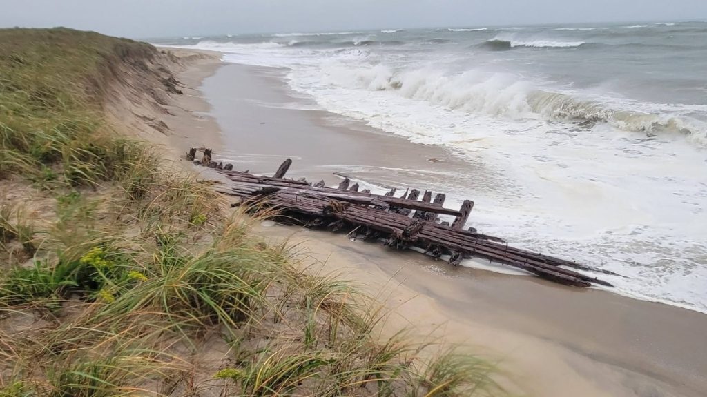 O furtună puternică a adus la mal fragmente dintr-o corabie scufundată în anul 1884, în apropierea insulei Nantucket din SUA
