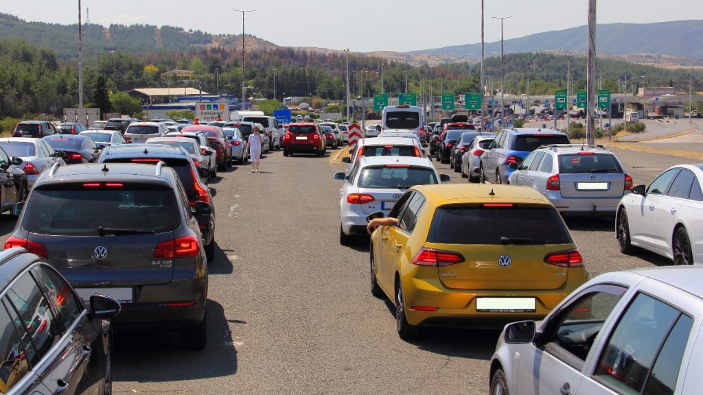 Un șofer român a vrut să intre în Macedonia de Nord cu un Mercedes și a fost arestat pe loc. Ce au descoperit polițiștii din vama Tabanovce
