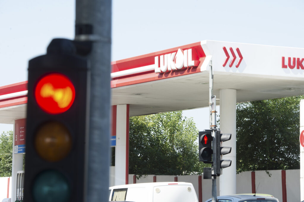 Lukoil, lovită puternic de sancțiunile SUA. Gigantul rus riscă să-și piardă independența, iar România este pe harta activelor sale