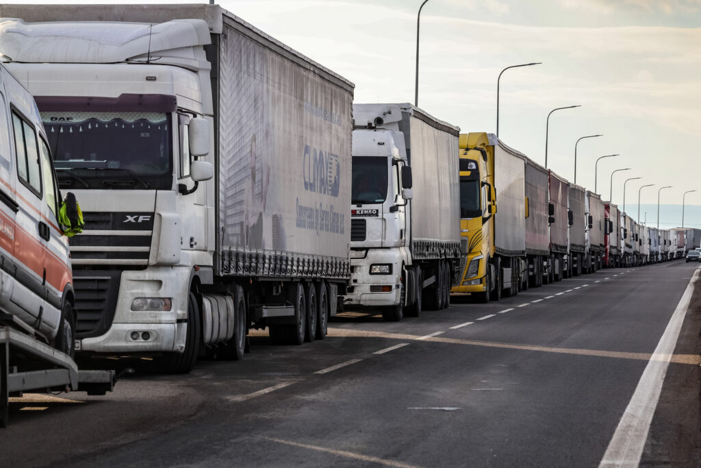 Guvernul modifică compensațiile acordate transportatorilor la combustibil. Reducerile la motorină scad și vor fi clasificate pe trei trepte, în funcție de scăderea accizei: 71, 57 sau 43 bani/litru