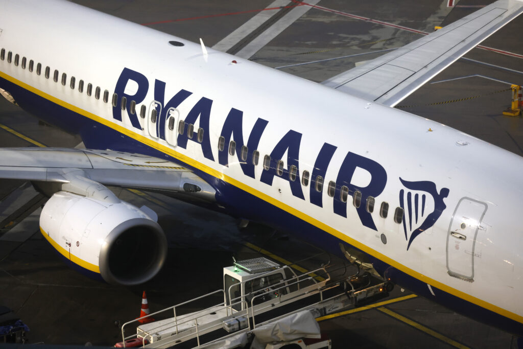 Ryanair cauzează probleme pasagerilor: zeci se împiedică în scări