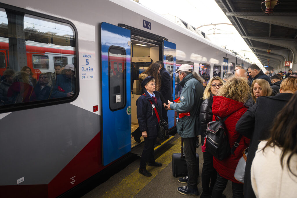 Tren în Prahova lovește un bărbat, rănit și transportat la spital
