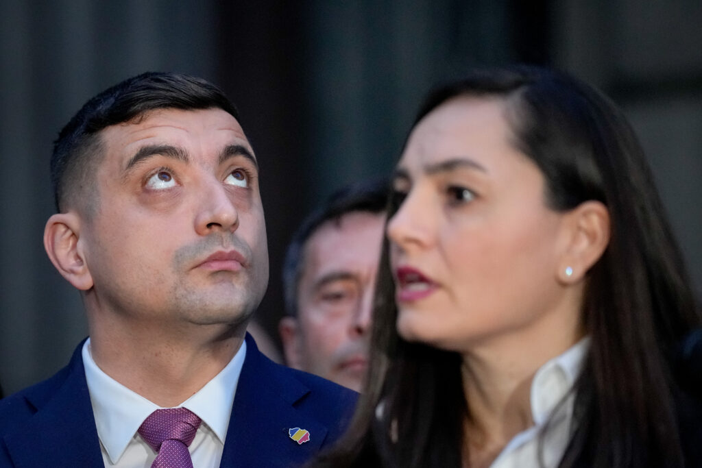Șefa POT îl atacă pe Simion: Georgescu era în arest, iar liderii care pretind că îl „susțin” petreceau cu lăutarii într-un restaurant