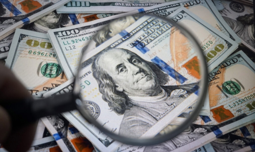 Dolarul se întărește, euro la minimul din mai 2025: ce înseamnă România