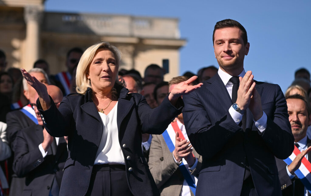 Le Pen și Bardella schimbă tonul față de Rusia, condamnând Moscovei