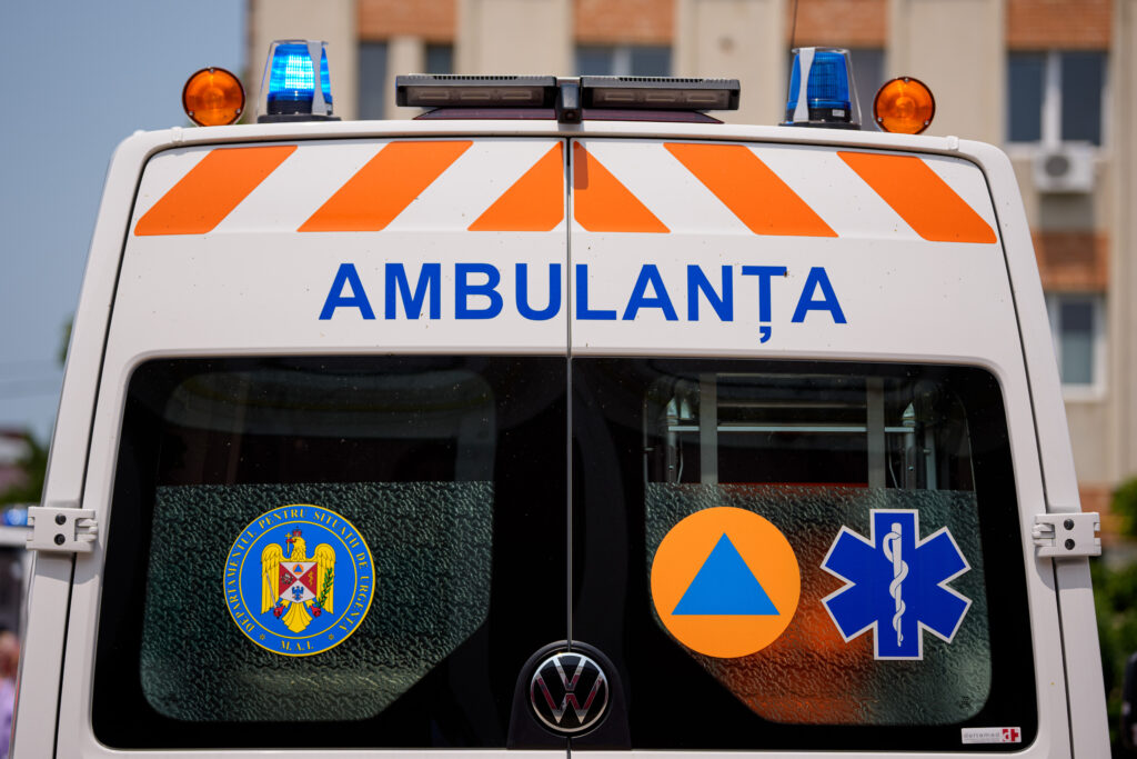 Bărbat găsit întins pe drum sub pasaj în București, la spital