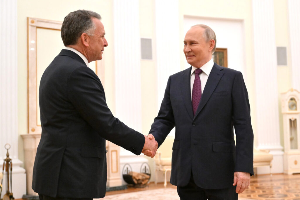 „Nu vă este silă să stați la aceeași masă cu Putin?” | Întrebarea directă a unui jurnalist ucrainean pentru trimisul lui Trump